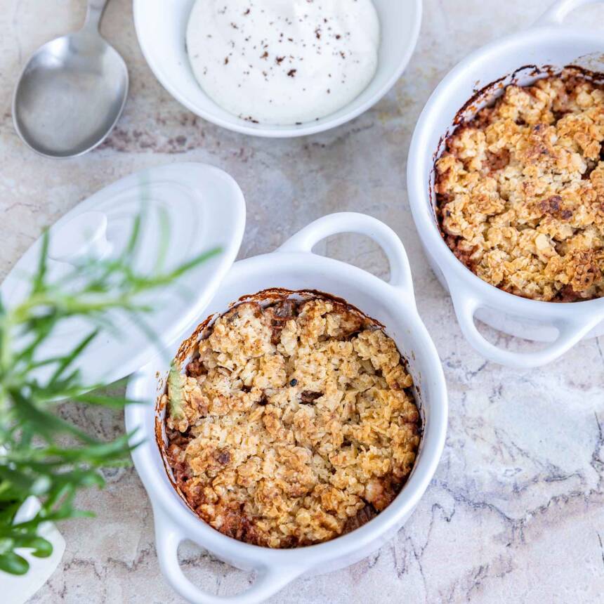 SteviaSweet Rhubarb and oat crumble