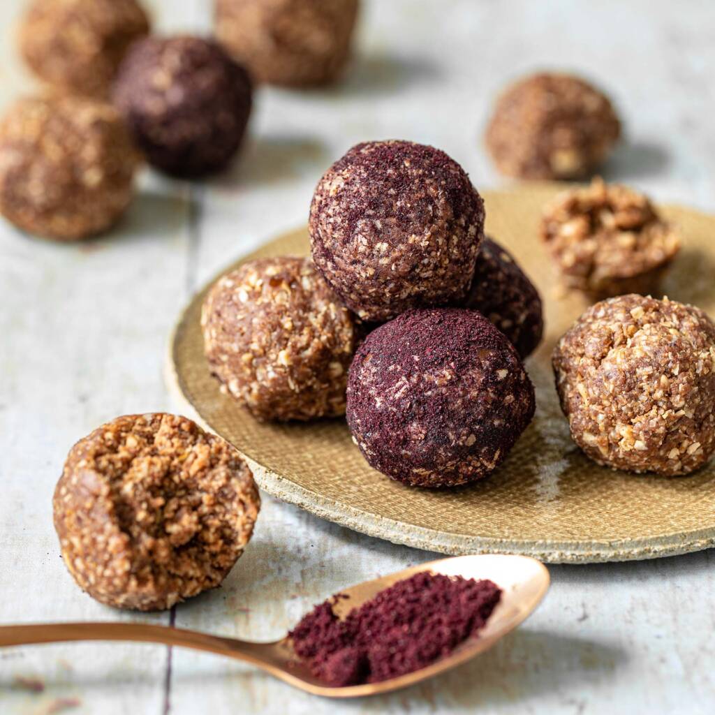 SteviaSweet Chocolate and oat bliss balls (vegan)
